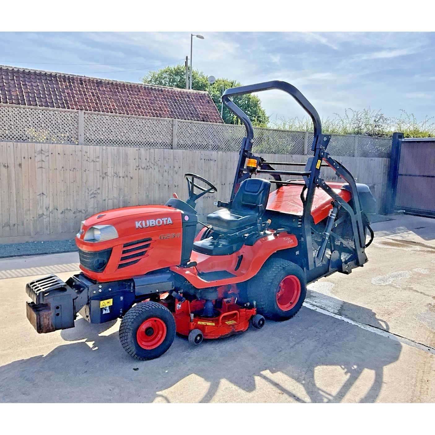 2018 KUBOTA G26 -11 HIGH TIP DIESEL RIDE ON LAWN MOWER